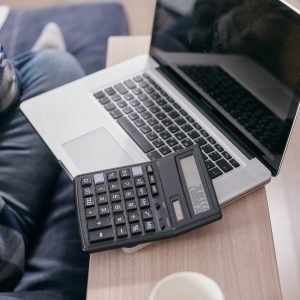 költségcsökkentés laptop és számológép az asztalon